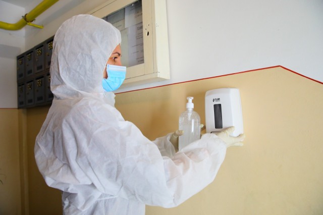 Primăria Constanța continuă distribuirea dispenserelor cu dezinfectant
