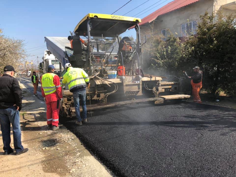 Primăria comunei Limanu continuă lucrările de asfaltare Primăria comunei Limanu continuă lucrările de asfaltare