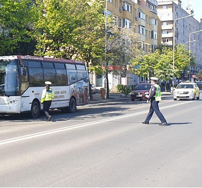 Acțiune a polițiștilor pentru verificarea legalității transportului public de persoane