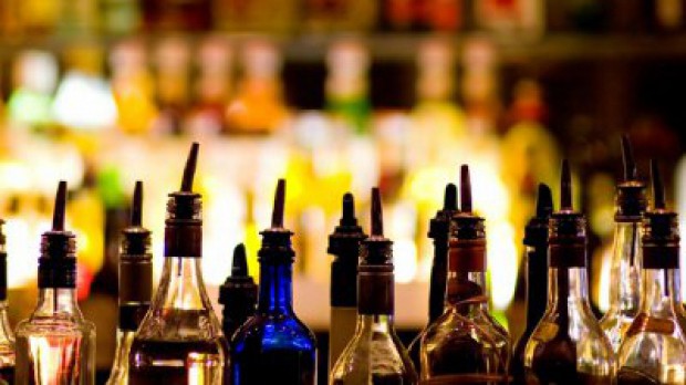 Unităţile care vând sau oferă băuturi alcoolice minorilor, suspendate temporar - proiect adoptat de Senat