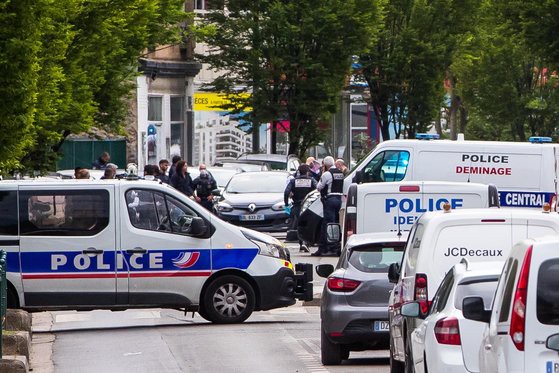 Franţa: Un tânăr a intrat cu maşina în doi poliţişti într-o suburbie a Parisului