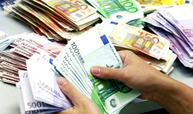 Europenii ţin la saltea miliarde de euro şi nu intenţionează să îi cheltuie