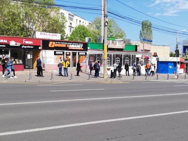 Constănţenii au făcut coadă la mici