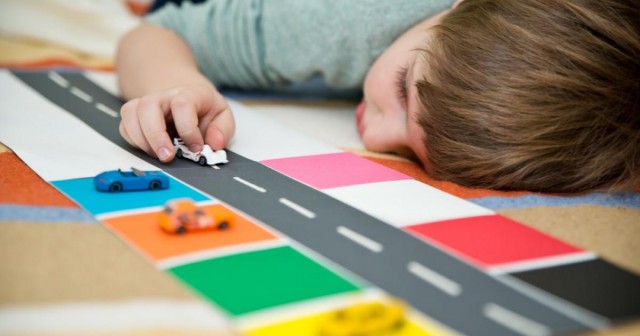 Riscul de autism la copii, cu 50% mai crescut dacă părinţii depăşesc această vârstă