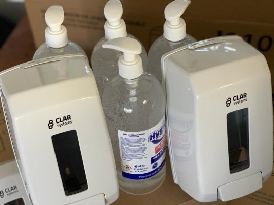 Primăria zice că a început distribuirea dispenserelor în scările de bloc