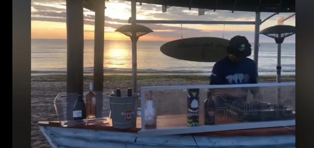 Un DJ a mixat singur pe plaja din Vama Veche. VIDEO!