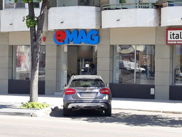 Hoţii au data IAMA la magazinul e-MAG din Tomis