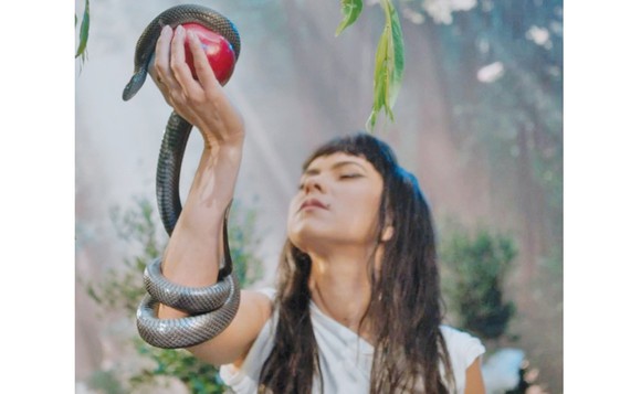 Inna, cu șerpi și mere roșii în noul videoclip