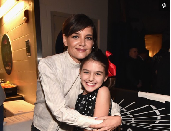 Katie Holmes şi fiica ei, Suri Cruise, s-au salvat de Scientologie, schimbându-şi radical viaţa