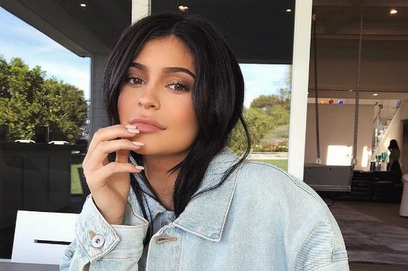 Imagini cu locuința de 36 de milioane de dolari a lui Kylie Jenner. Are propriul teren de tenis