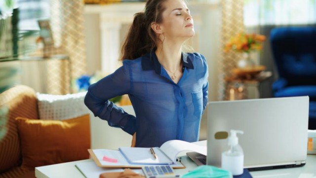 Cum putem evita durerile de spate atunci când muncim de acasă