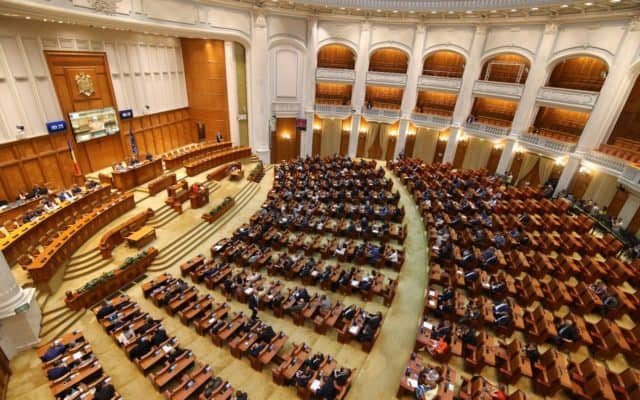 Camera Deputaţilor: Proiectul privind prelungirea mandatelor autorităţilor administraţiei publice locale - adoptat. PNL îl va ataca la CCR