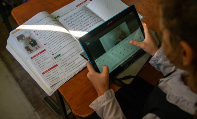 Au fost distribuite primele tablete pentru elevi, în Constanţa