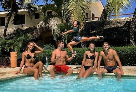 Blocați în țări exotice. Concurenții de la „Survivor România“, Monica Tatoiu și Lora nu pot ajunge acasă