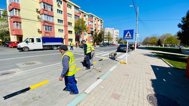 Primăria Năvodari MONTEAZĂ separatori de sens cu stâlpi în apropierea trecerilor de pietoni