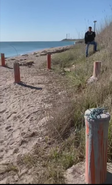 Pe o plajă din Tuzla au răsărit stâlpi din beton ca ciupercile după ploaie
