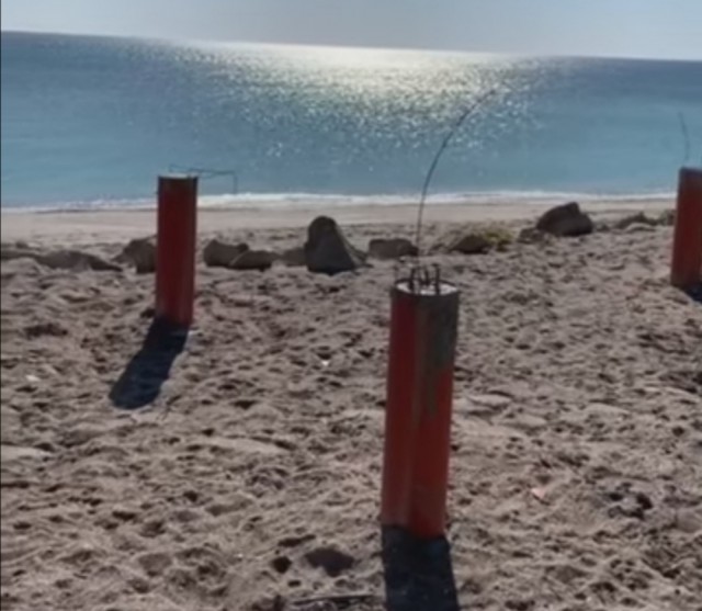 Pe o plajă din Tuzla au răsărit stâlpi din beton ca ciupercile după ploaie