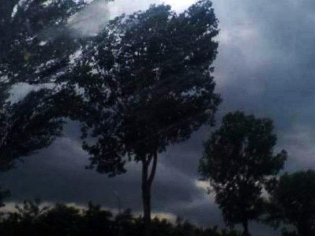 Cerul se întunecă, fulgeră, dar nu plouă: Fenomenul periculos al acestei veri care declanșează incendiile de vegetație