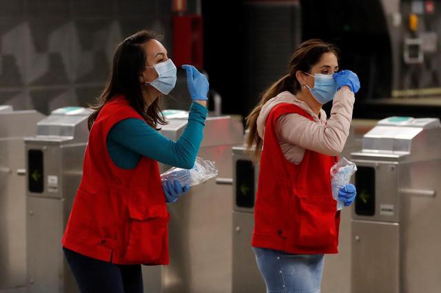 Coronavirus: În Spania, Crucea Roşie distribuie măşti la metrou odată cu începerea relaxării