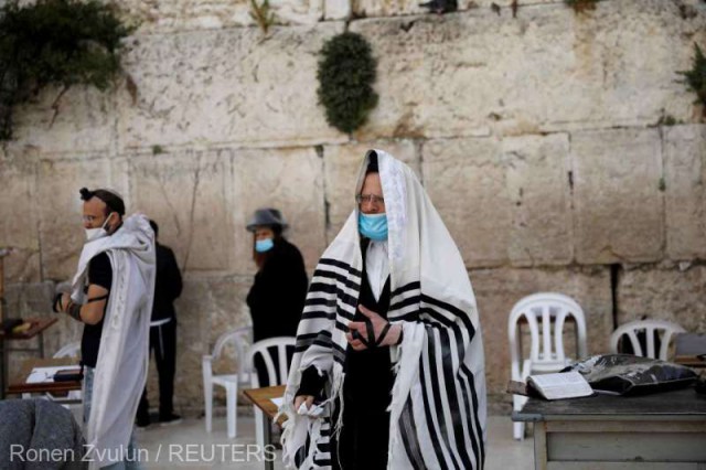 Coronavirus: Cu măşti şi izolaţi unii de alţii, credincioşii s-au întors la Zidul Plângerii din Ierusalim