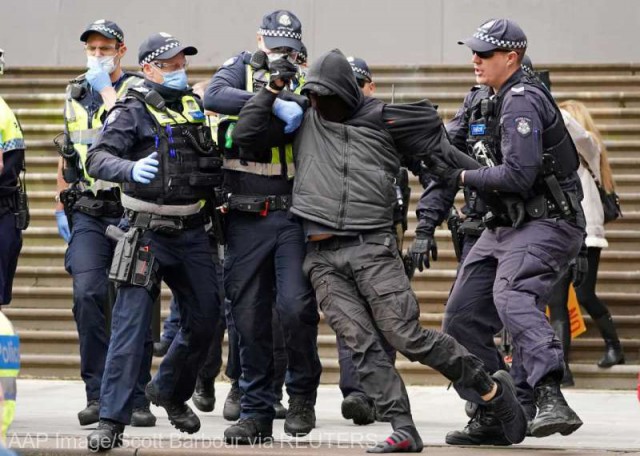 Australia: Zece persoane au fost arestate şi un poliţist a fost rănit în timpul unei manifestaţii la Melbourne împotriva restricţiilor