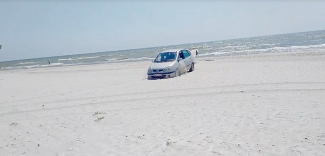 A intrat cu maşina pe plajă şi a motivat că... este în interes de serviciu