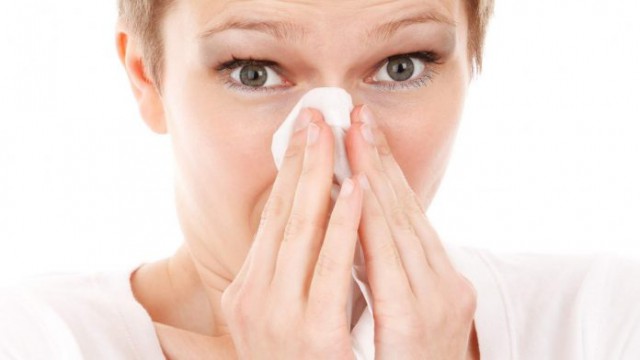 Alergia la praf – Cauze, simptome, factori de risc, tratament