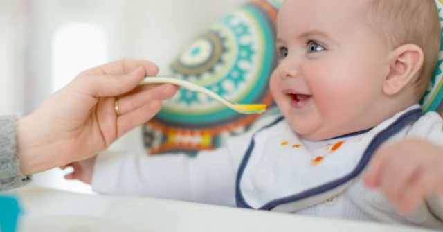 Produsele alimentare pentru bebeluși conțin prea multe zaharuri