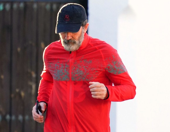 Antonio Banderas a ieşit din izolare mai sexy ca oricând. Surprins la jogging, prin Marbella