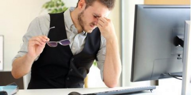 Persoanele care petrec peste două ore pe zi în faţa ecranului riscă să dezvolte sindromul vederii computerizate