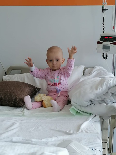 O fetiță de nouă luni cere ajutorul oamenilor în lupta cu CANCERUL