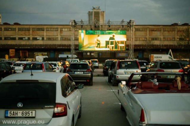 La Praga, un festival cultural drive-in pentru respectarea distanţării sociale