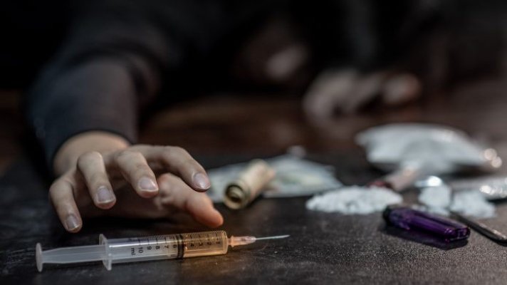 Dependența de droguri – cum se manifestă şi care sunt stadiile ei