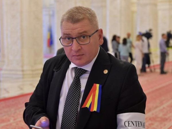 Roman: Decizia CCR în cazul pensiilor speciale - ruşinoasă şi dezonorantă