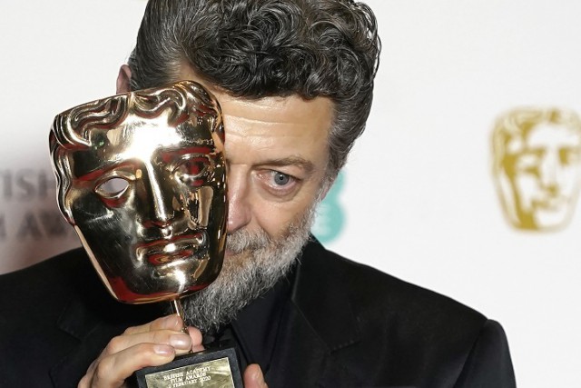 Actorul Andy Serkis, interpretul personajului Gollum, va citi în direct online întregul roman „Hobbitul“