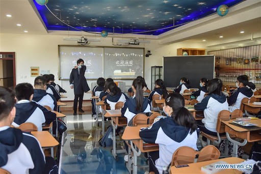 Coronavirus: Elevii de gimnaziu din Beijing, monitorizaţi cu ajutorul unor brăţări electronice