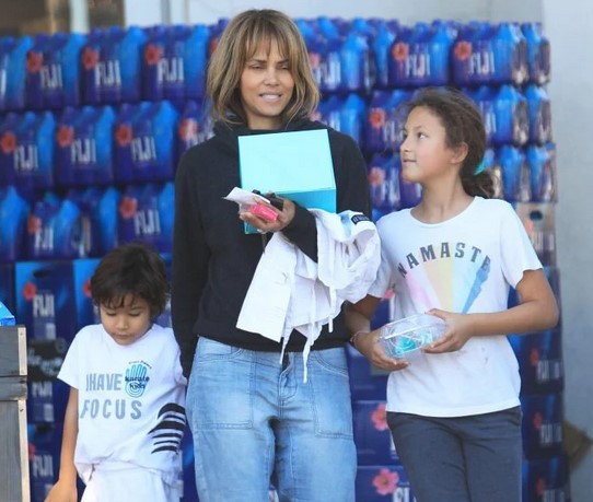 Actrița Halle Berry, despre problemele pe care le are cu copiii ei care fac școală online