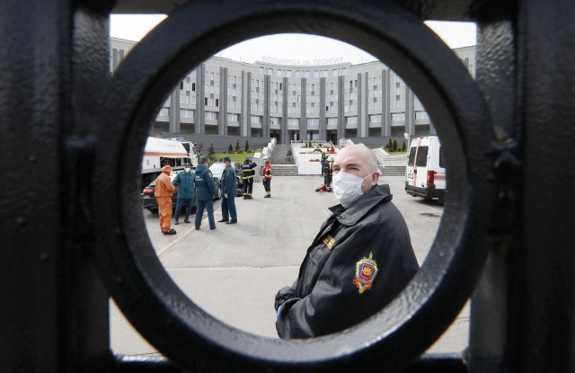 Rusia înregistrează peste 10.000 de noi cazuri de COVID-19 şi sistează utilizarea de ventilatoare Aventa-M