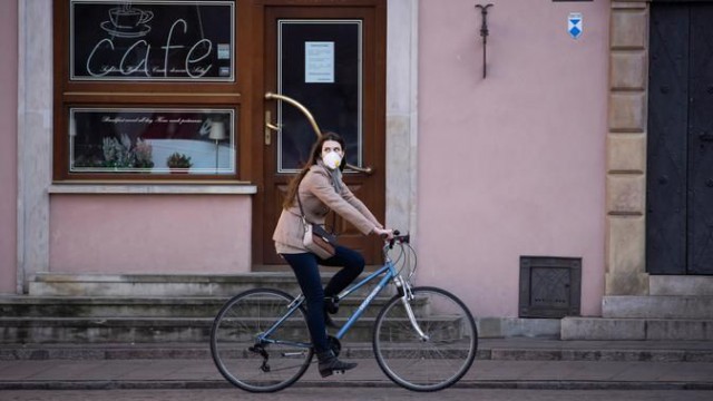 Polonia redeschide restaurantele, barurile, saloanele de coafură, într-o nouă etapă de relaxare a restricţiilor