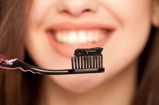 Albirea dinților cu pudră de cărbune activ are efect?