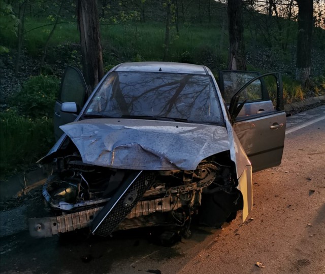 Accident rutier la Cuza Vodă. A intrat cu maşina în copac