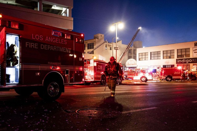 SUA: Cel puţin 11 pompieri, răniţi într-un incendiu la un centru comercial din Los Angeles