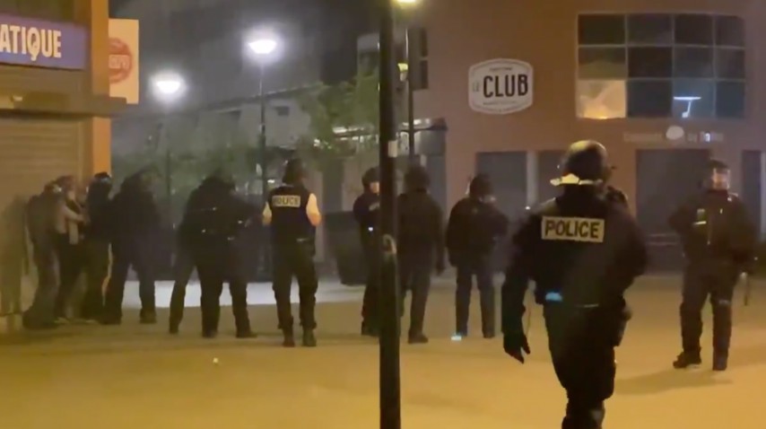 Franţa: Ciocniri între tineri şi poliţie în suburbia pariziană Argenteuil după decesul unui tânăr într-un accident