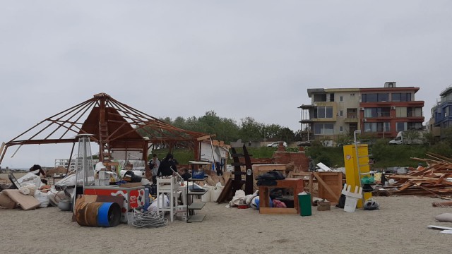 Marea DEMOLARE continuă! Alte beach baruri de pe plajă au fost puse la pământ. VIDEO