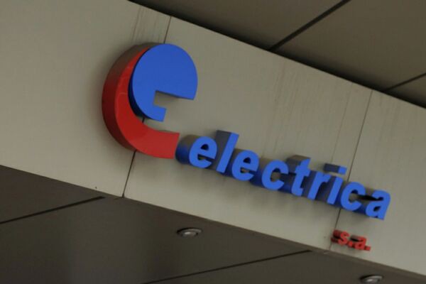 Electrica: Includerea în „lista neagră“ încalcă drepturile şi aduce atingere imaginii companiei