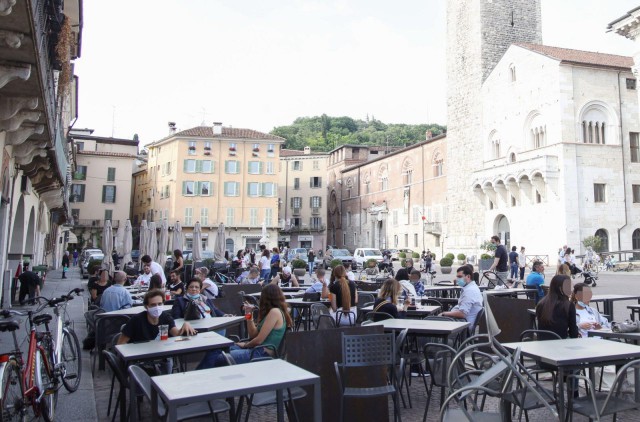 Coronavirus: „O zi frumoasă“ în Italia, odată cu redeschiderea magazinelor şi a restaurantelor