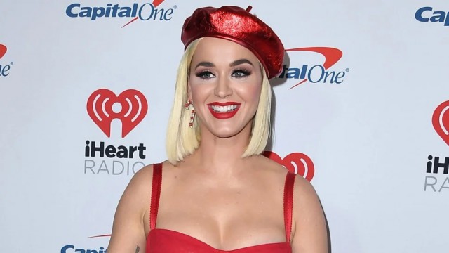 Graviduța Katy Perry, complet goală în noul ei clip. VIDEO