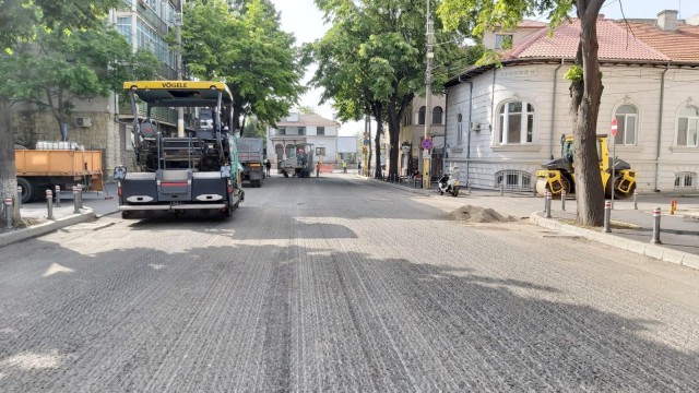 Au început lucrările de asfaltare a carosabilului pe strada I.G. Duca