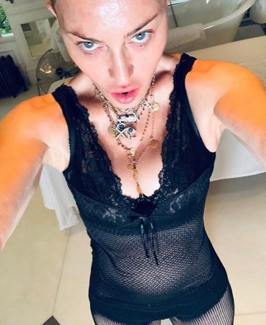 Madonna ne arată noul posterior la vârsta de 61 de ani, dar unii cred că ar fi fals