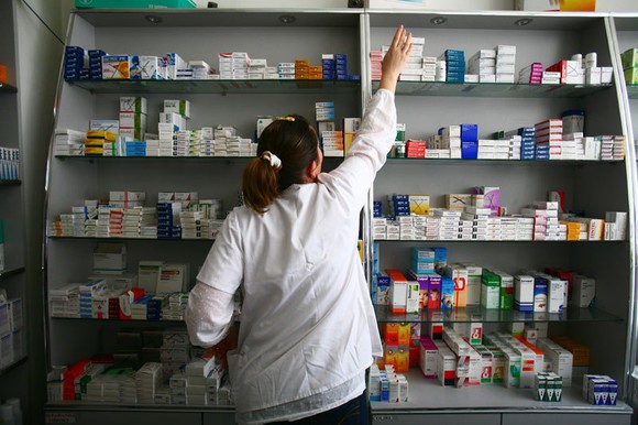 Ministerul Sănătăţii, acuzat de lipsa din farmacii a unui medicament esenţial pentru femeile cu cancer mamar